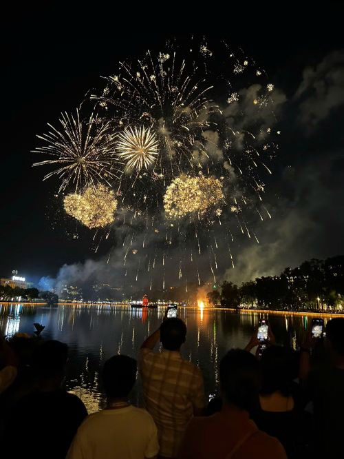 Du khách tranh thủ lưu lại hình ảnh pháo hoa trong đêm Quốc khánh