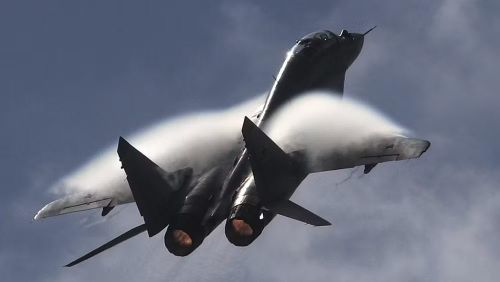 Phi công MiG-29 có thể tận dụng khả năng cơ động của máy bay để thay đổi hướng nhanh và đưa tên lửa vào vị trí khai hỏa.