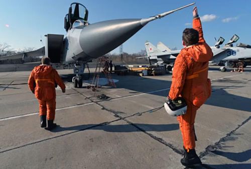MiG-31 cố gắng tránh chính tình huống đó. Nếu phải quần vòng với một tiêm kích cơ động, lợi thế lớn nhất của nó về radar, tốc độ và tên lửa tầm xa sẽ bị giảm đi. .