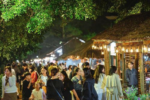 Nhiều điểm vui chơi chất kín người dân ở Măng Đen. Ảnh: BT.