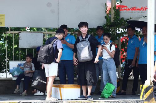 Anh Trần Văn Minh, 28 tuổi, quê Hưng Yên cho hay: "Mấy ngày nghỉ tôi về quê thăm gia đình nên hôm nay quay lại Hà Nội. Tôi chọn đi chuyến đầu giờ chiều, lên sớm một chút cho chủ động, vừa tránh cảnh đông đúc vừa có thời gian chuẩn bị cho ngày mai đi làm".