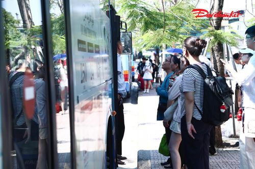 Nhiều người chọn xe buýt để quay lại nhà, phòng trọ.