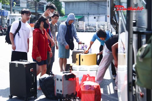 Càng về chiều, lượng người và phương tiện tại khu vực các bến xe càng có xu hướng tăng. Hành khách sau khi xuống xe nhanh chóng đón taxi, xe công nghệ hoặc phương tiện cá nhân để tiếp tục hành trình về nhà.