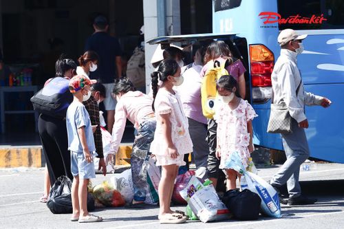 Từ đầu giờ chiều, nhiều gia đình đưa con nhỏ trở lại Hà Nội, hành lý lỉnh kỉnh sau những ngày nghỉ lễ Quốc khánh.