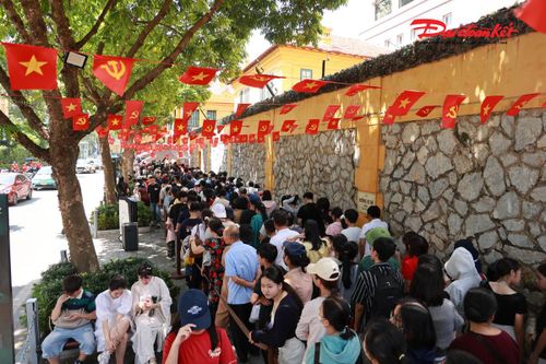 Dòng người xếp hàng dài trên 3 tuyến phố để vào tham quan di tích Nhà tù Hỏa Lò. Ảnh: Quang Vinh.