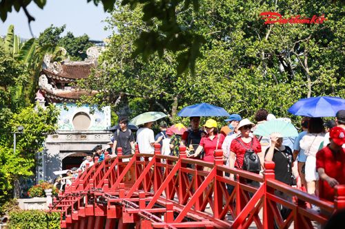 Đền Ngọc Sơn là một trong những điểm đến thu hút đông đảo người dân và du khách trong sáng 2/9. Ảnh: Quang Vinh.