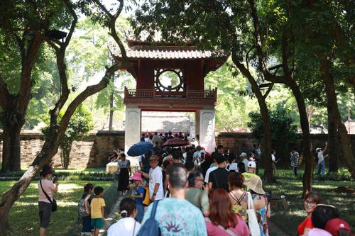 Văn Miếu – Quốc Tử Giám cũng là điểm đến được nhiều gia đình, du khách lựa chọn. Ảnh: Quang Vinh.