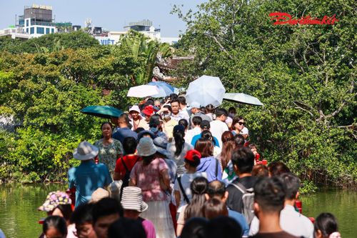 Không chỉ người dân Thủ đô, nhiều du khách từ các tỉnh, thành cũng lựa chọn Hà Nội là điểm đến trong kỳ nghỉ lễ. Ảnh: Quang Vinh.