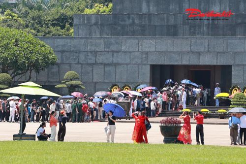 Với nhiều gia đình, đến Lăng Bác trong ngày Quốc khánh là một hoạt động mang ý nghĩa đặc biệt, thể hiện tình cảm và lòng biết ơn đối với Chủ tịch Hồ Chí Minh. Ảnh: Quang Vinh.