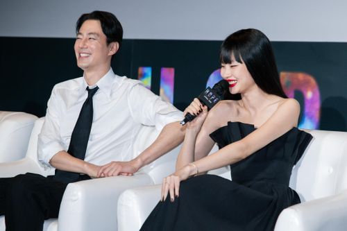  Nói về quá trình chuẩn bị cho vai diễn, Jung Ho Yeon cho biết cô dành khoảng 6 tháng tập luyện, từ rèn hình thể đến bắn súng, lái xe và thực hiện các cảnh hành động. “Tôi rèn luyện tất cả về mọi mặt để đảm bảo có thể thực hiện tốt vai diễn của mình”, nữ diễn viên chia sẻ. 
