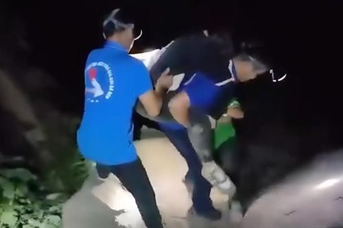 Du khách ngất xỉu khi leo núi Bà Đen, được lực lượng cứu hộ cõng xuống chân núi an toàn, chiều tối 1/9. Ảnh: Đơn vị cung cấp.