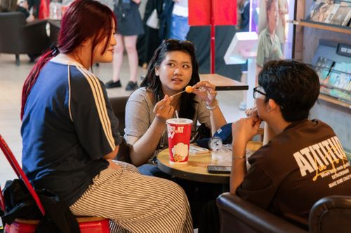  Trong đó, những suất buổi tối thường đông hơn so với khung giờ sáng, khi nhu cầu vui chơi, giải trí tăng sau các hoạt động ban ngày. 