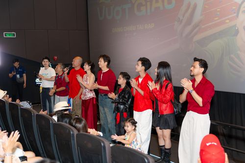  Tuy nhiên, các suất chiếu gắn với hoạt động cinetour, giao lưu cùng ê-kíp và diễn viên vẫn thu hút sự quan tâm. Những khung giờ này thường tập trung đông người hơn, giúp không khí tại một số cụm rạp duy trì sự sôi động nhất định. 