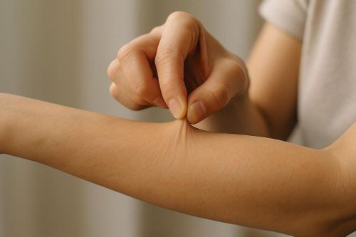  Khi da được kéo hoặc véo nhẹ rồi nhanh chóng trở lại trạng thái ban đầu, điều này cho thấy da vẫn duy trì độ đàn hồi. Ảnh: Shutterstock. 