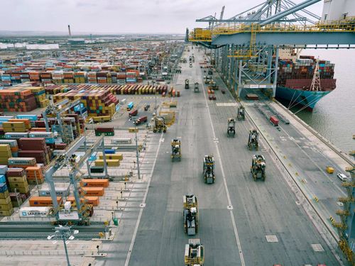 Cần cẩu và container tại cảng London Gateway. Hơn 280 triệu chuyến vận chuyển container đã được thực hiện giữa các thị trường thế giới năm ngoái. Ảnh: FT.