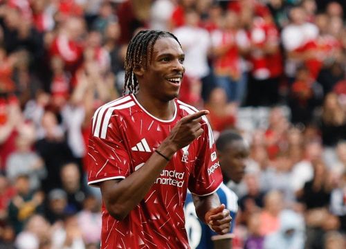  Liverpool đánh bại Chelsea trong cuộc đua giành Jeremy Jacquet và chấp nhận chi tới 60 triệu bảng để đưa trung vệ U21 Pháp từ Rennes về Anfield hồi tháng 7, biến anh thành thương vụ phòng ngự đắt giá nhất mùa hè. Ảnh: Reuters. 