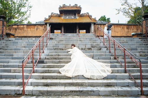 Đội ngũ của Lam chụp bộ ảnh "chạy xuyên không", "ngã cầu thang" tại Lăng Tự Đức, Huế, ngày 1/9.
