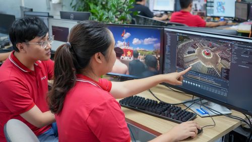  Các thành viên nhóm thực hiện cẩn thận từng chi tiết nhỏ để tái hiện chân thật được ngày 2/9/1945. Ảnh: NVCC.