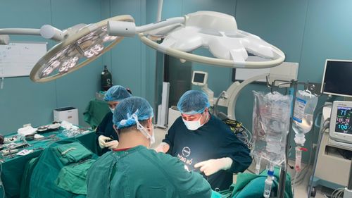  Các bác sĩ phẫu thuật cho bệnh nhân. Ảnh: BVCC. 