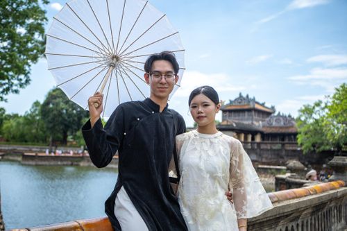 Đào Mai Phương, 23 tuổi, và bạn trai Thành Hưng, 24 tuổi, từ Hà Nội đến Huế ngày 31/8, dự định lưu trú ba ngày hai đêm. Do hai ngày đầu có mưa, cặp đôi mới tham quan được một số điểm như cung An Định và lăng Tự Đức. Ngày 2/9, hai du khách tới Đại nội Huế chụp ảnh. Mai Phương ấn tượng với kiến trúc của Điện Kiến Trung, muốn ghé thăm sau khi biết công trình xuất hiện trong bộ phim điện ảnh Hoàng hậu cuối cùng. "Lượng khách tại Đại nội đông hơn ngày thường nhưng không quá đông so với tưởng tượng", nữ du khách nói.
