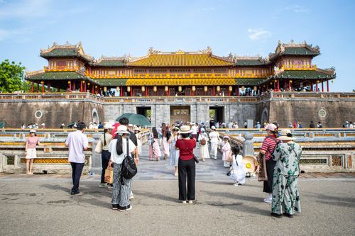 Sau những ngày mưa, Huế hửng nắng, tạo điều kiện thuận lợi cho du khách tham quan Đại nội và các điểm di tích. Đại Nội Huế có hơn 100 công trình kiến trúc, nổi bật như Ngọ Môn, điện Thái Hòa, cung Diên Thọ, cung Trường Sanh, Hưng Miếu, Thế Miếu.
