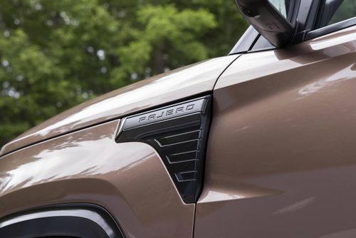  Mitsubishi Pajero thế hệ mới được trang bị động cơ diesel 2.4L tăng áp đơn với mô men xoắn cực đại 480 Nm. Đi cùng khối động cơ là hộp số tự động 8 cấp thế hệ mới cùng hệ truyền động 2 cầu Super Select 4WD-II, cho 4 chế độ gài cầu cùng 7 chế độ lái. 