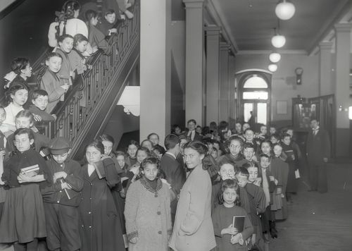 Các em nhỏ tại Thư viện Seward Park xếp hàng sau giờ học để vào phòng đọc. Ảnh: Andrew Carnegie Foundation.