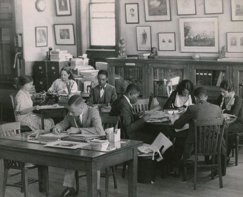 Các nhà nghiên cứu đang làm việc tại thư viện Phố 135 vào năm 1938. Ảnh: The New York Public Library.