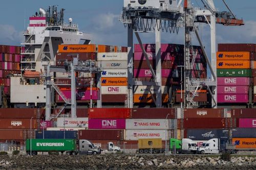 Châu Á phải cạnh tranh mạnh hơn để thu hút dòng vốn quốc tế. Ảnh: Reuters.