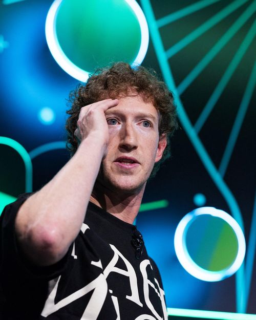  Mark Zuckerberg thường xuyên cập nhật thông tin, xây dựng hình ảnh trên mạng xã hội. Ảnh: Reuters. 