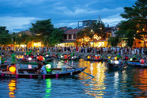  Du khách hào hứng đi thuyền trên sông Hoài. 