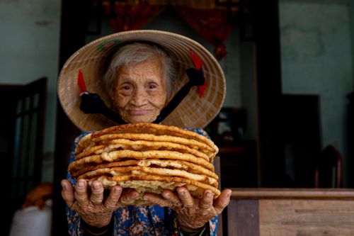 Trong những ngày làm việc tại Hội An, chị Ngọc Trần ghi nhận nhiều khoảnh khắc đáng nhớ như 3h sáng ra cảng cá Tân An đón bình minh. Có lần, chị mải mê chụp cảnh làm bánh tráng tại nhà anh Nam, chị Thương đến mức lúc ra về không tìm thấy chìa khóa xe và phải để xe lại.