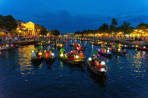  Về chiều tối, du khách tập trung đông hơn ven sông Hoài để thả hoa đăng, đi thuyền và ngắm phố cổ khi đèn lồng được thắp sáng.