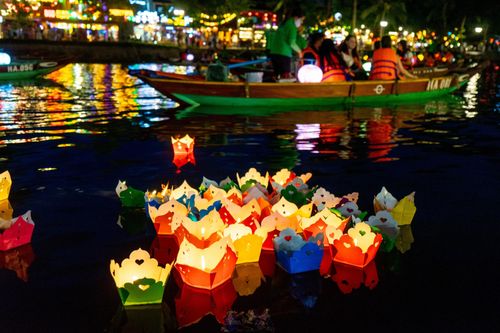  Khi đêm xuống, du khách xếp hàng chờ xuống thuyền dạo sông, thả hoa đăng. 