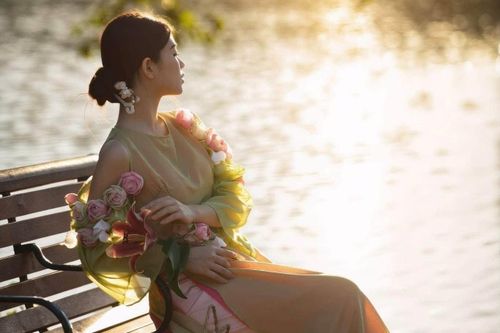 Theo anh Trung, Hồ Gươm vốn là địa điểm được nhiều người lựa chọn để chụp ảnh quanh năm, nhưng các loại hoa trồng theo mùa thường khiến lượng khách tăng theo từng thời điểm. Với những khách muốn thực hiện bộ ảnh chỉn chu, anh thường yêu cầu đặt lịch trước 3-4 ngày để sắp xếp thời gian và lựa chọn thời điểm phù hợp, nhất là khi khu vực này đông người. Ảnh: NAG Trung Nguyễn.
