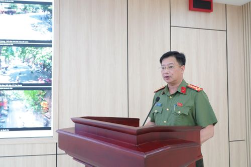 Đại tá Nguyễn Anh Tuấn, Trưởng Phòng Tham mưu CATP trình bày tóm tắt kết quả, tiến độ nghiên cứu, triển khai các giải pháp chuyển đổi số của Công an Thành phố.