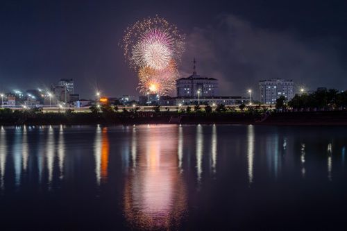 Pháo hoa tầm cao rực sáng trên mặt nước Công viên An Hoà (phường Cầu Giấy, Hà Nội).
