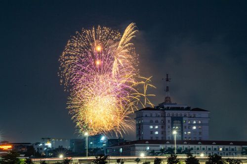 Những chùm pháo hoa nhiều màu sắc được nhìn từ phía đường vành đai 3 Hà Nội.