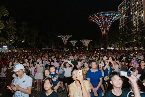 Hàng nghìn người dân, du khách cùng hướng lên bầu trời, hòa chung không khí rộn ràng trong khoảnh khắc pháo hoa được bắn tại Sầm Sơn