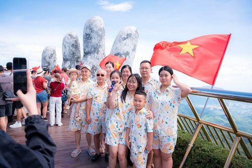 Trong không gian rợp sắc cờ đỏ sao vàng, nhiều du khách tranh thủ ghi lại những khoảnh khắc đáng nhớ trong ngày Tết Độc lập