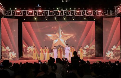 Những âm thanh nơi phố chợ, sắc màu mùa hoa, tình yêu quê hương đất nước mang đậm hồn cốt Thăng Long - Hà Nội