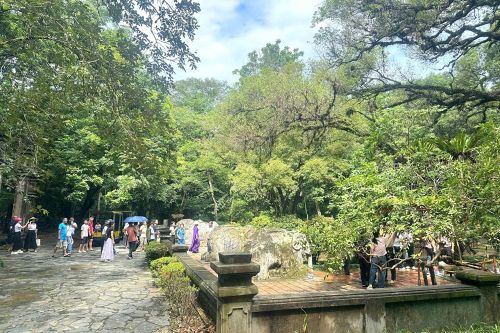 Du khách tham quan, tìm hiểu các giá trị lịch sử, văn hóa tại Lam Kinh