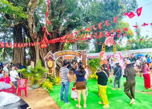 Ngày hội Ẩm thực Giồng Cây Da thu hút đông đảo người dân, du khách đến tham quan, thưởng thức các món ăn mang hương vị quê hương