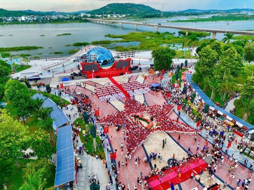 Không gian “Tự hào Việt Nam - Nghĩa Lộ khát vọng vươn xa” tại phường Nghĩa Lộ thu hút đông đảo người dân và du khách