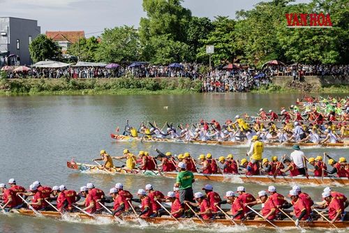 Ngay sau khi có pháo hiệu tất cả các VĐV đều nỗ lực hết sức để đưa đò bơi mình vượt lên phía trước