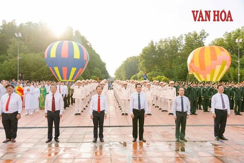Các đại biểu cùng đông đảo nhân dân thực hiện nghi thức chào cờ