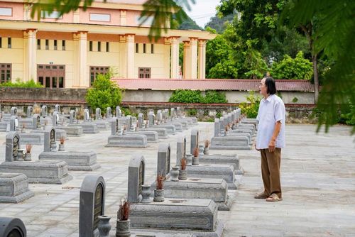 Cựu chiến binh Lê Đức Vinh thắp hương tưởng nhớ đồng đội tại nghĩa trang liệt sĩ