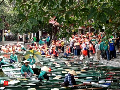 Tình trạng ùn tắc cục bộ vẫn xảy ra ở một số điểm đến. Ảnh: Sở Du lịch Ninh Bình