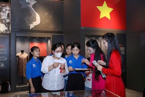 Sinh viên Đại học Văn hoá, đoàn viên thanh niên phường Đại Mỗ, Xuân Phương khám phá những câu chuyện lịch sử phía sau từng hiện vật tại Bảo tàng Lịch sử Quân sự Việt Nam