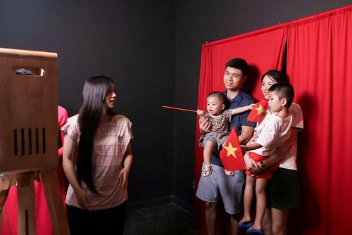 Gia đình chụp ảnh lưu niệm tại Bảo tàng Lịch sử Quân sự Việt Nam